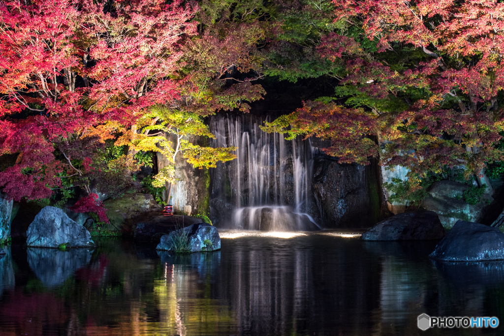 紅葉を流れる滝