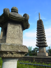 石灯籠と石宝塔。