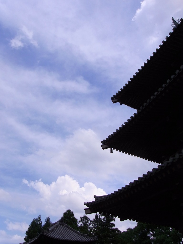 三重塔と空。