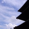 三重塔と空。