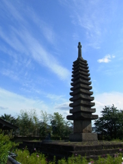 青空と石宝塔。
