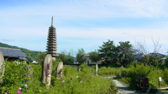 石仏さんと十三重石宝塔。