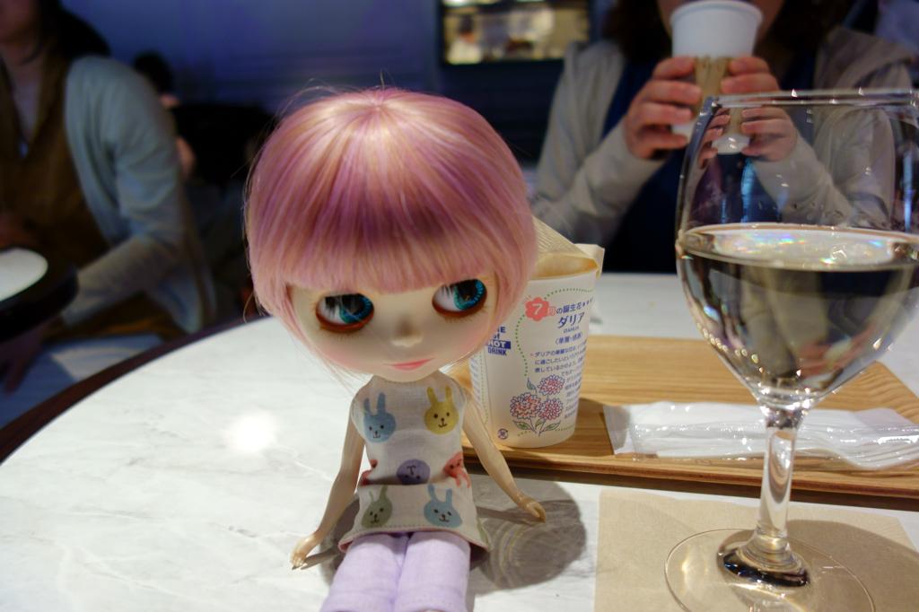 ロゼ色ウイッグと白ワイン
