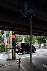 高い標識・低い信号機
