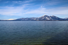 降雪後の猪苗代湖と磐梯山