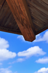 軒下から見る青空
