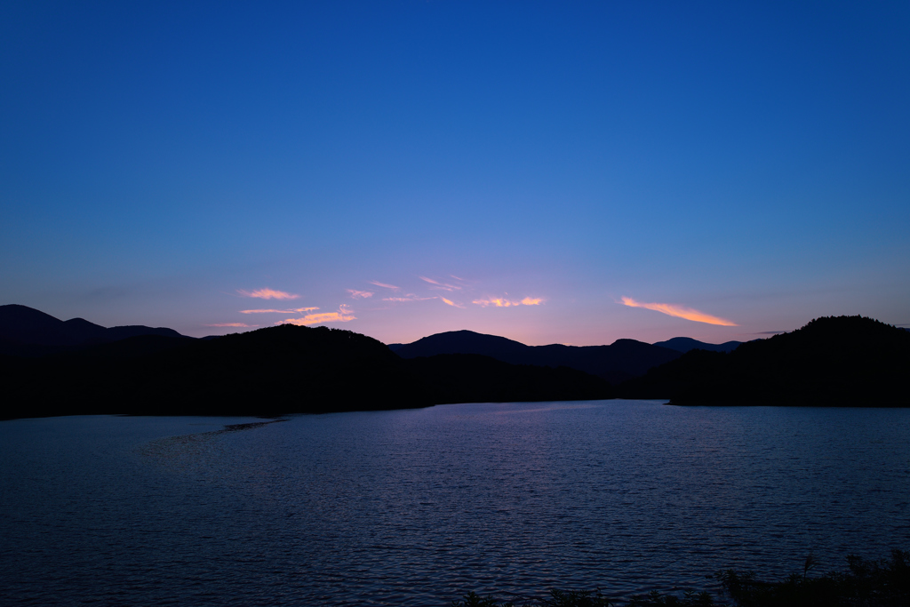 夕焼けと湖を渡る風