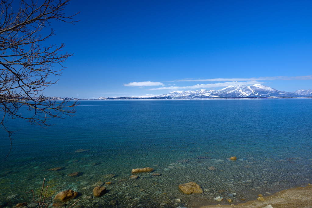冬晴れの湖と磐梯山にたなびく雲