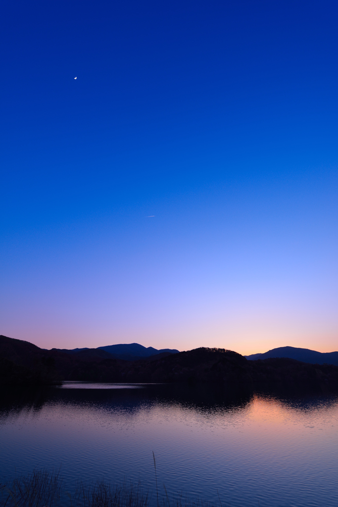 月のある夕暮れ