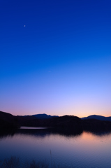 月のある夕暮れ