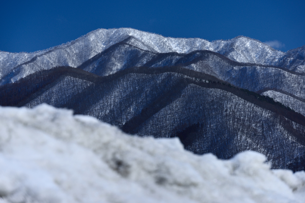 雪下の峰々
