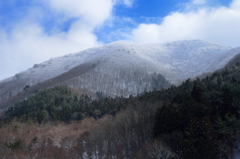 雪化粧の里山