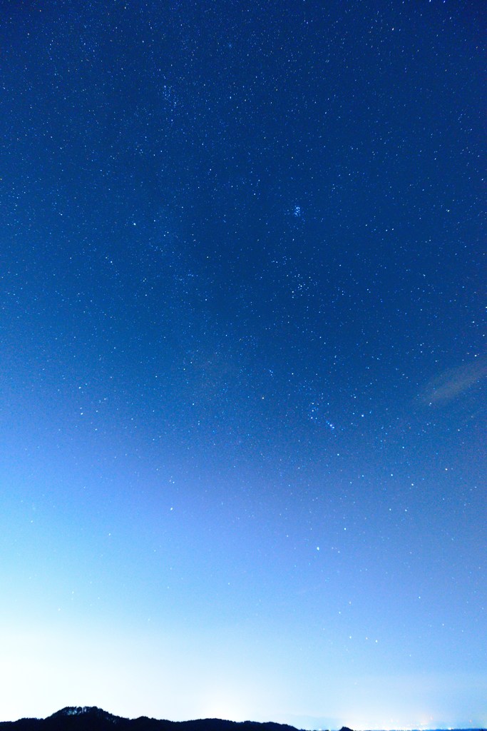 町の光と登る冬の星座