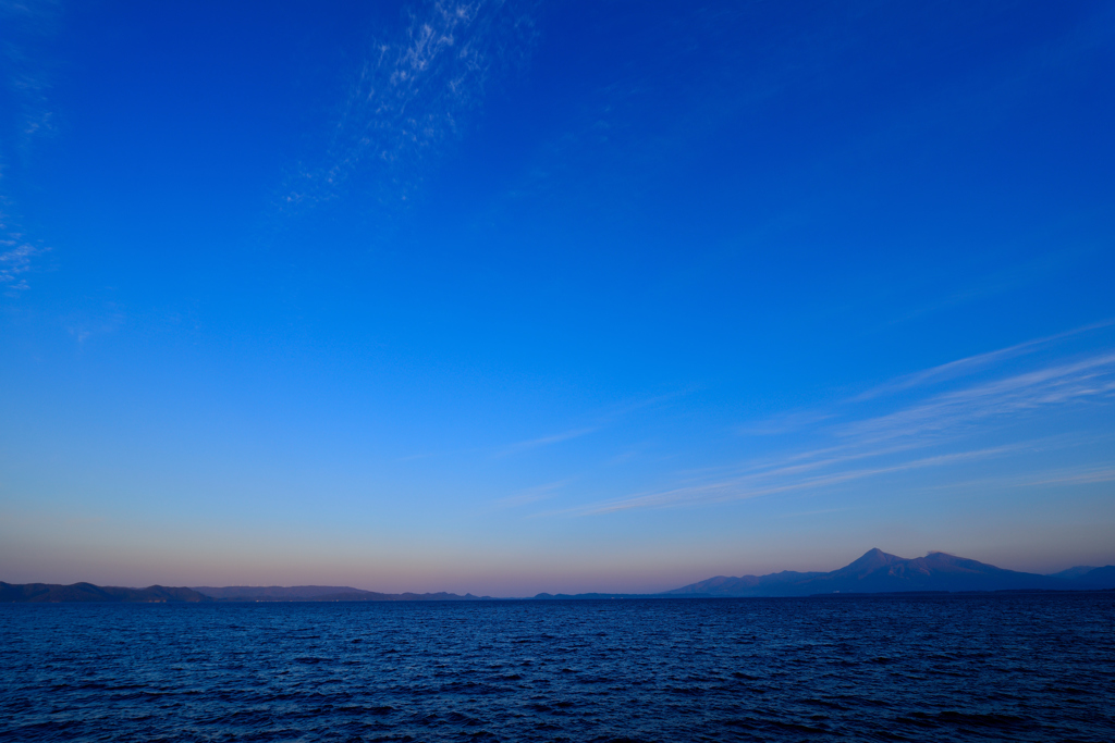 秋風吹く湖の朝