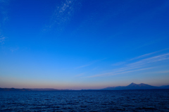 秋風吹く湖の朝