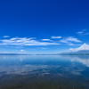 湖に映る真夏の空