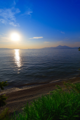 湖上に並ぶ夕日と磐梯山