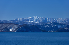 対岸の山々