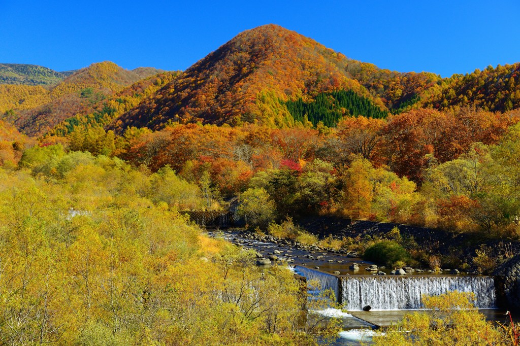 水醸す山々の秋