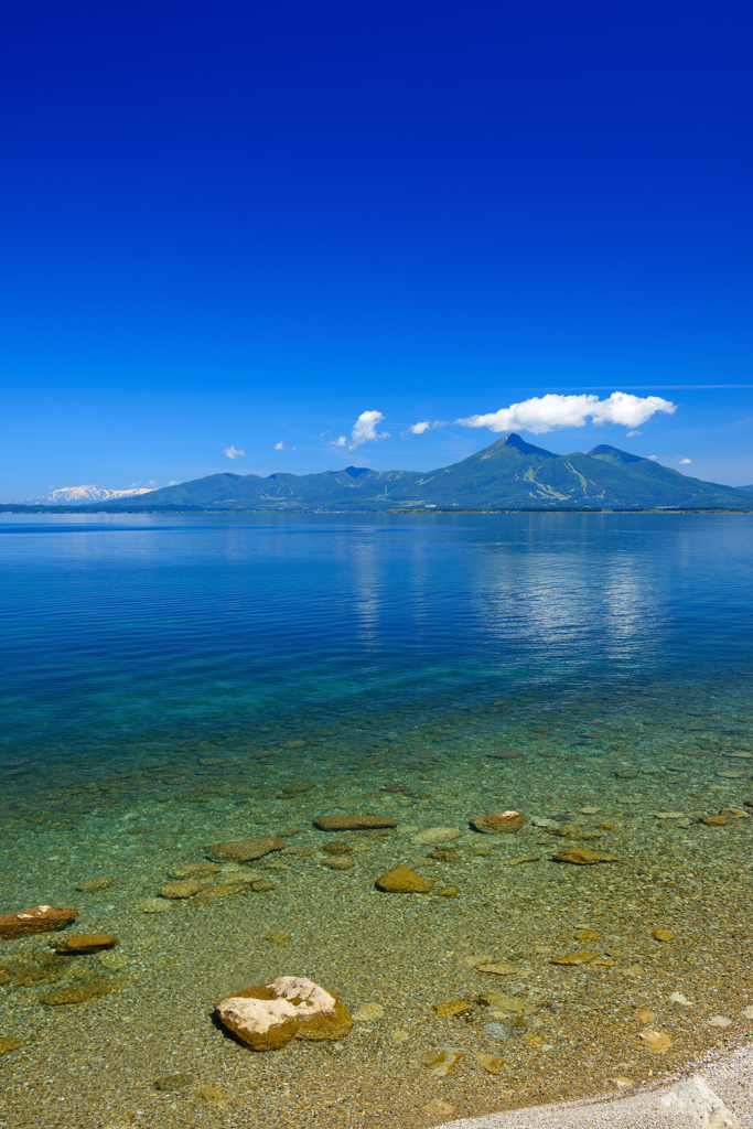 澄んだ湖水と会津磐梯山