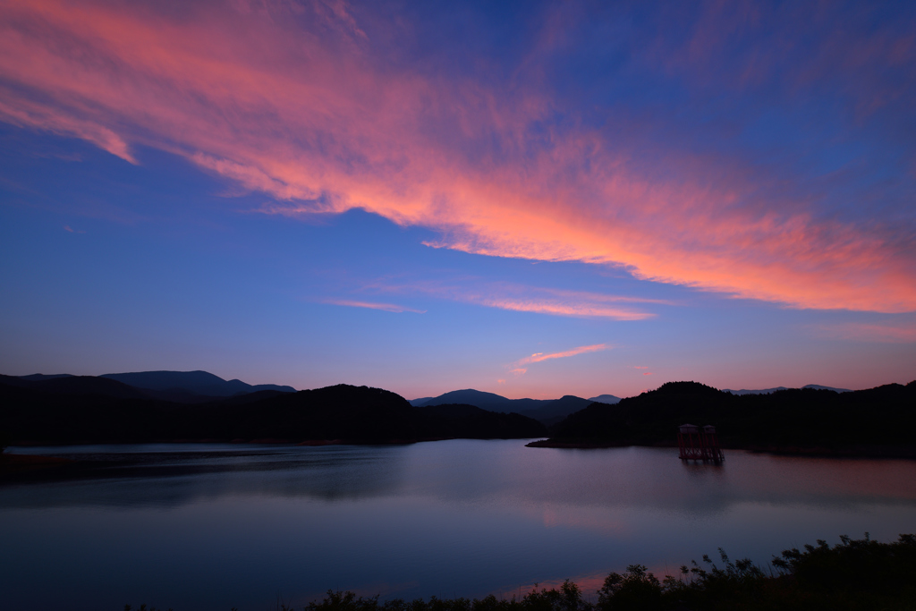 夕焼け雲と静かなる湖