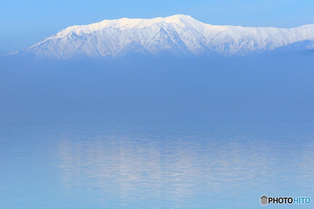 湖と白き連峰