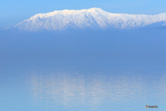 湖と白き連峰