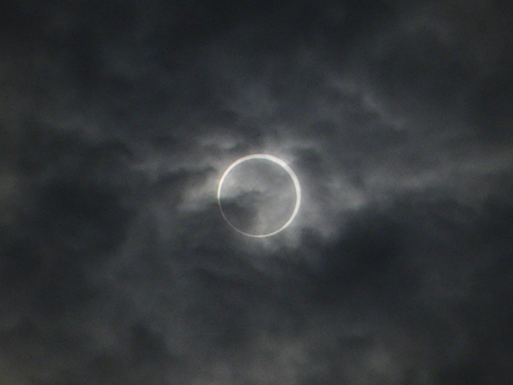 雲の中の金環日食