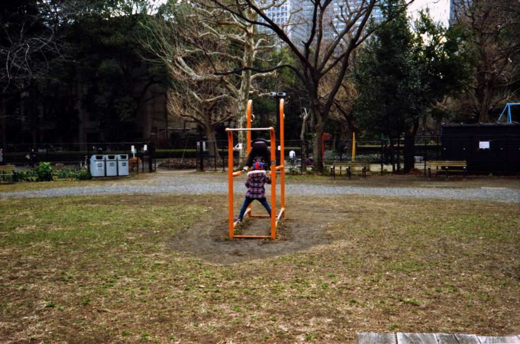東京ジャンク　二枚の写真（公園） II