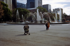 東京ジャンク　二枚の写真（噴水） II