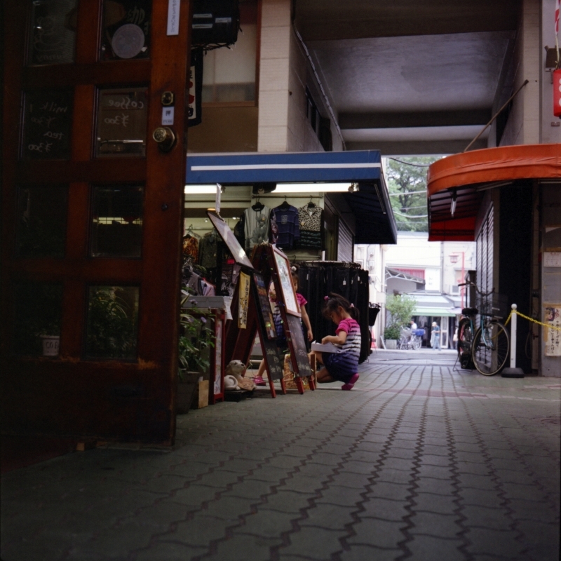 東京のこども　商店街にて