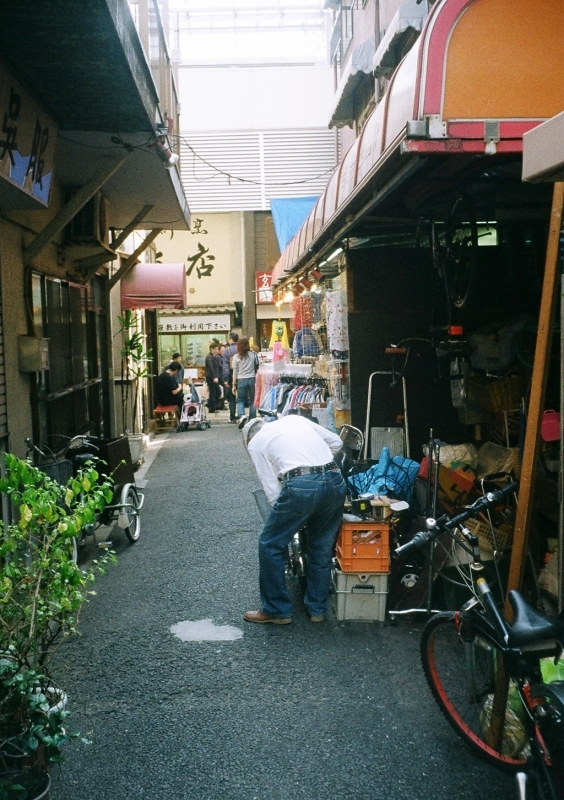 東京のおっちゃんの背中　路地