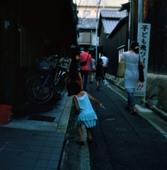 京都の路地　白線またぎ