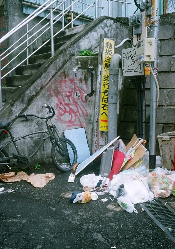 東京24区　歩行者は右へ