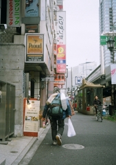 東京のおっちゃんの背中　バクダンヤ