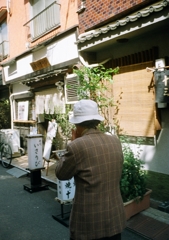 東京のおっちゃんの背中　闊歩