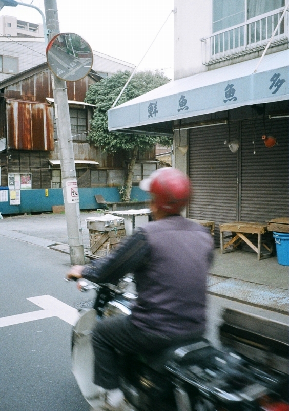 東京のおっちゃんの背中　疾走