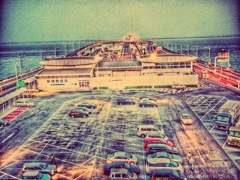 海上に浮かぶ光