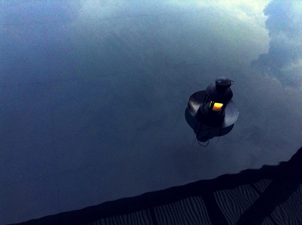 水面の空