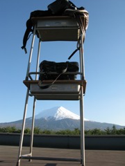 通学カバンと机越しの富士山