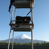 通学カバンと机越しの富士山