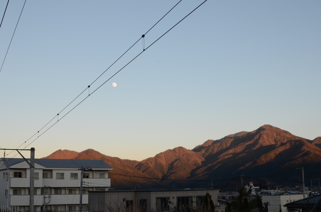 山の陰と月