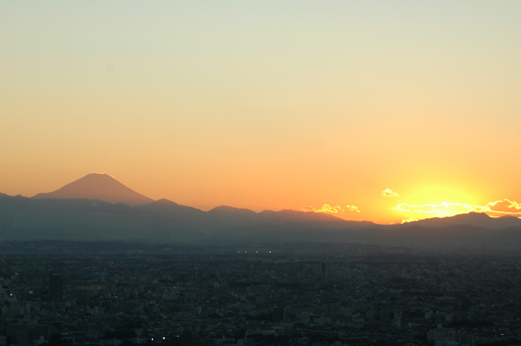 サンシャイン６０から見る夕日を浴びる富士