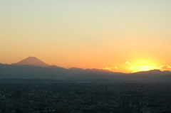 サンシャイン６０から見る夕日を浴びる富士