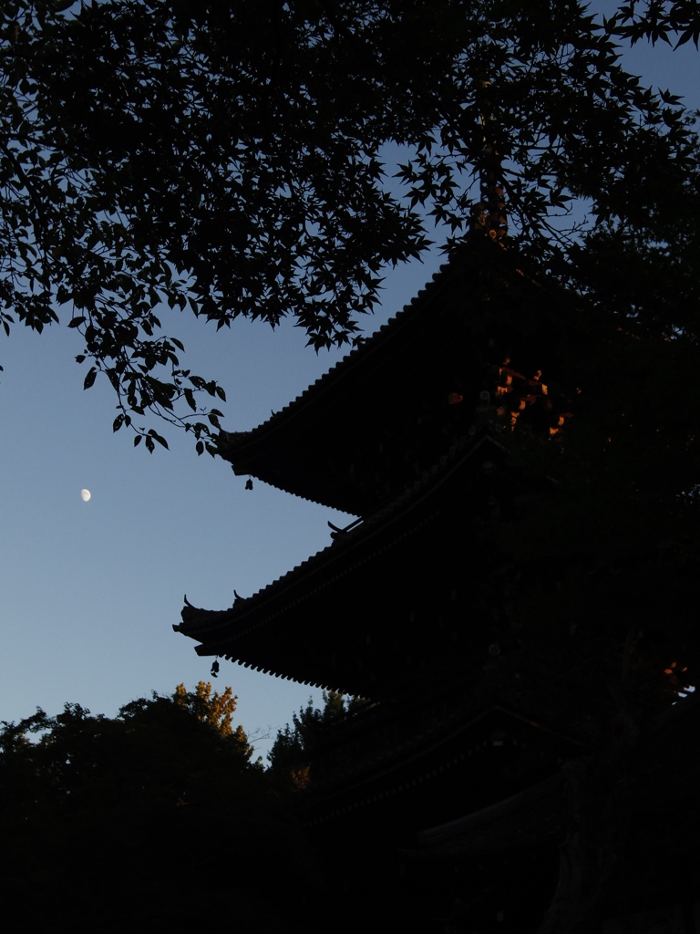 月と塔