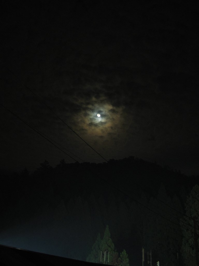 月に群雲