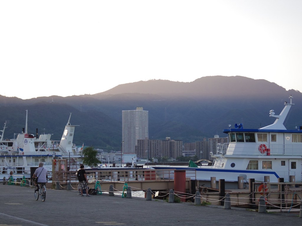 肩越しの夕陽