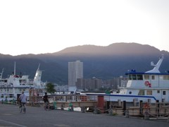 肩越しの夕陽
