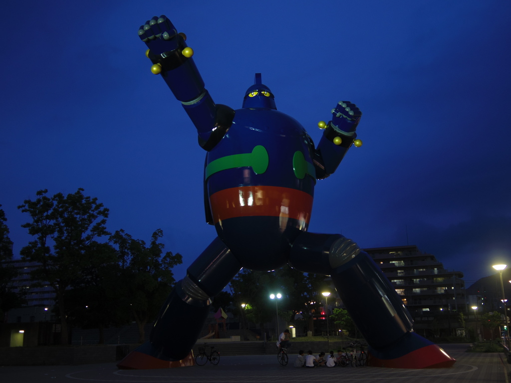 夜の街に