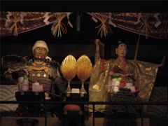京の五条の橋の上